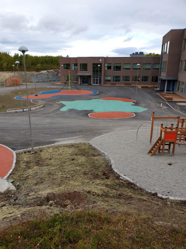 Uteområde på Bjørnevatn skole i Kirkenes.
