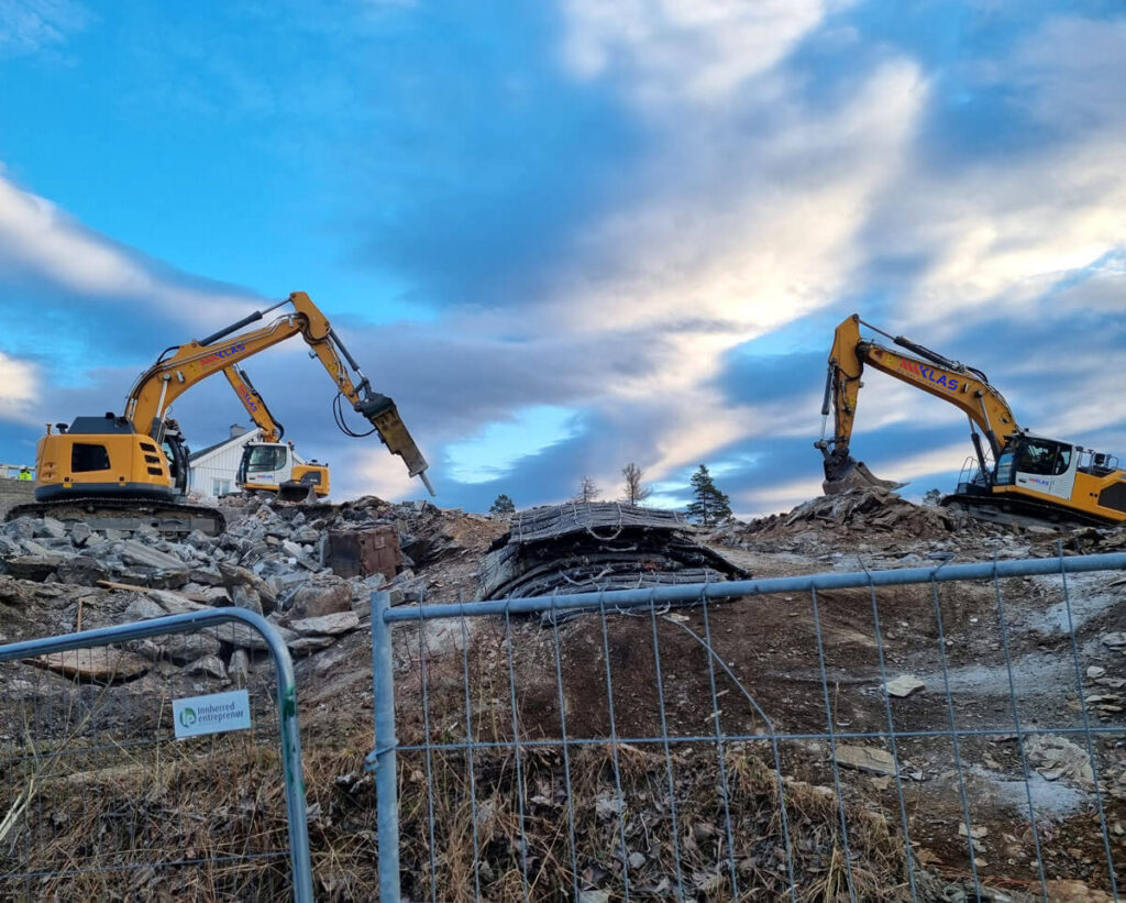 KLAS gravemaskiner på oppdrag.